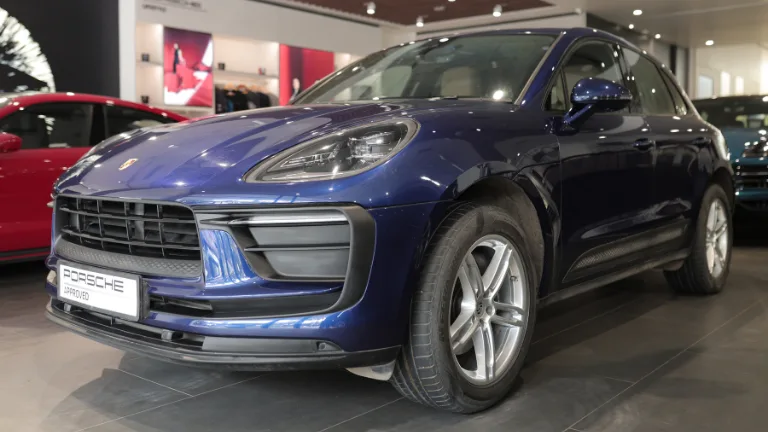 Porsche Macan Gentian Blue exterior - Porsche Preowned Cars